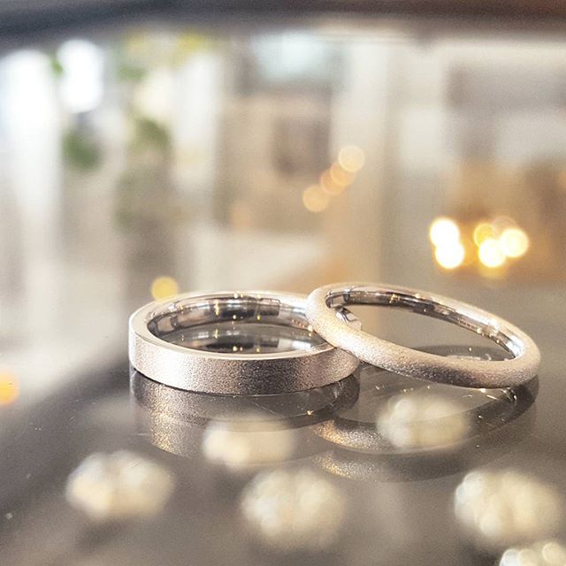 ザラつきのある表面加工のプラチナ結婚指輪