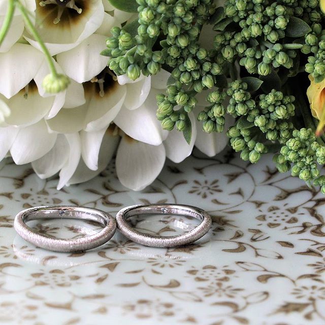 糸が巻かれたようなデザインのうねりのあるプラチナ結婚指輪