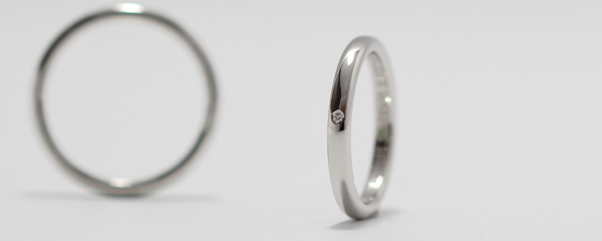 ひとつぶのメレストーンが輝く結婚指輪