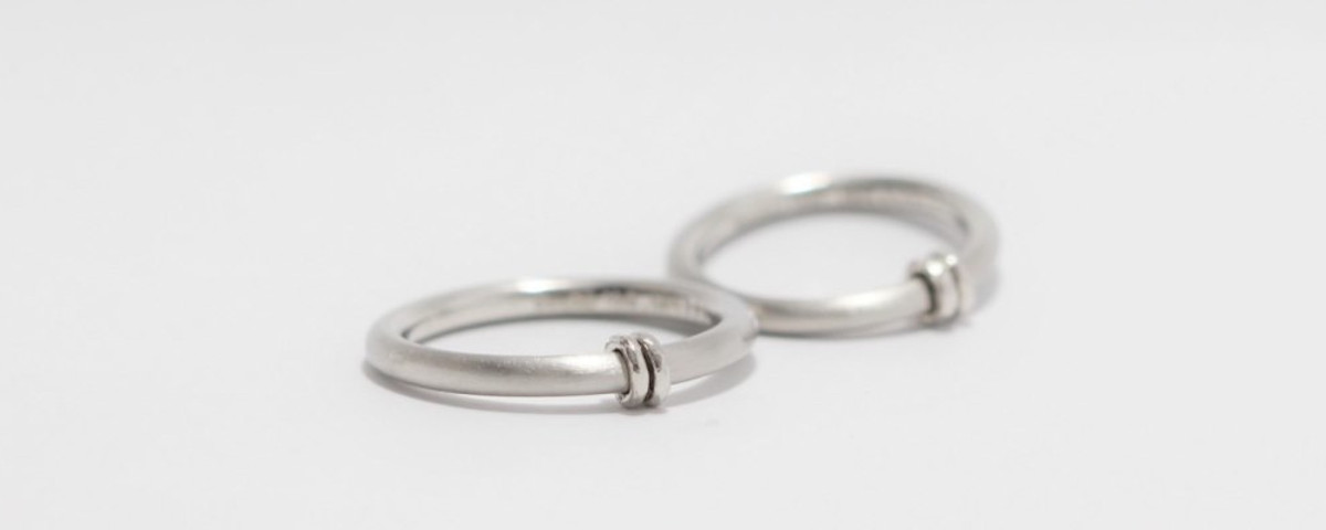 小さな丸い輪が揺れるプラチナ結婚指輪