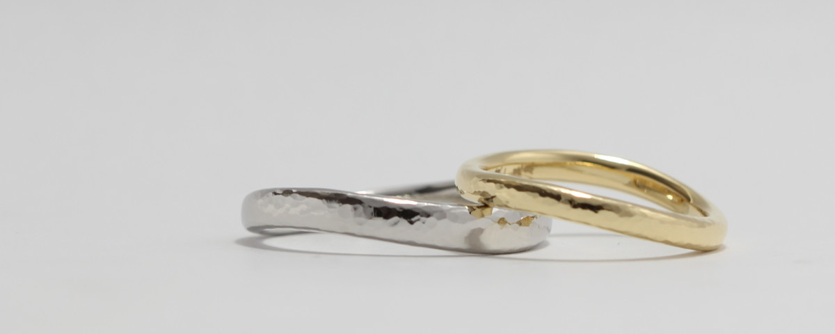 うねりと鎚目の結婚指輪