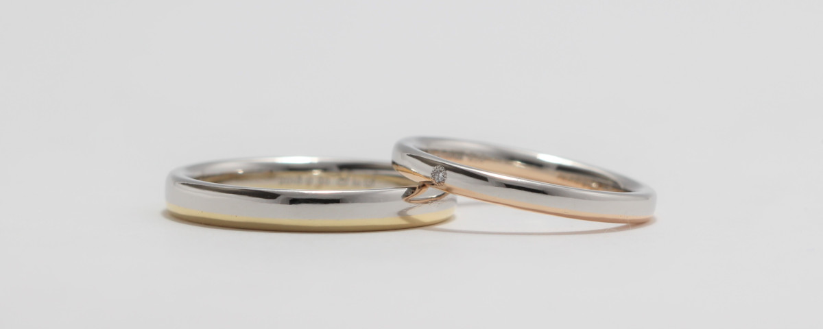プラチナを多め、ゴールドを控えめに貼り合わせたコンビタイプの結婚指輪