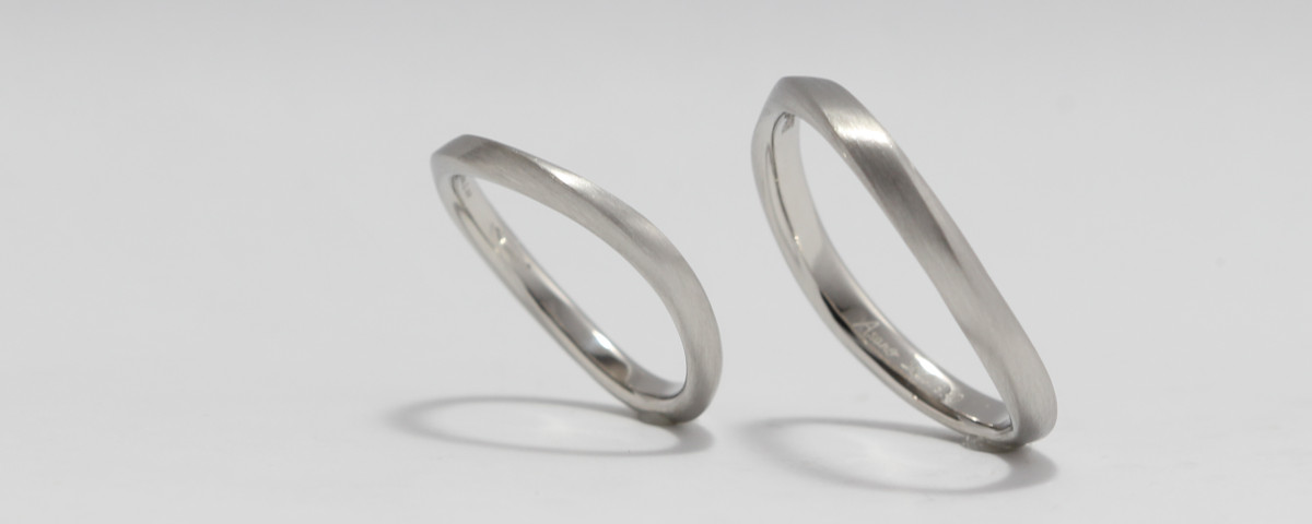 うねりとすりだしを掛け合わせたプラチナの結婚指輪