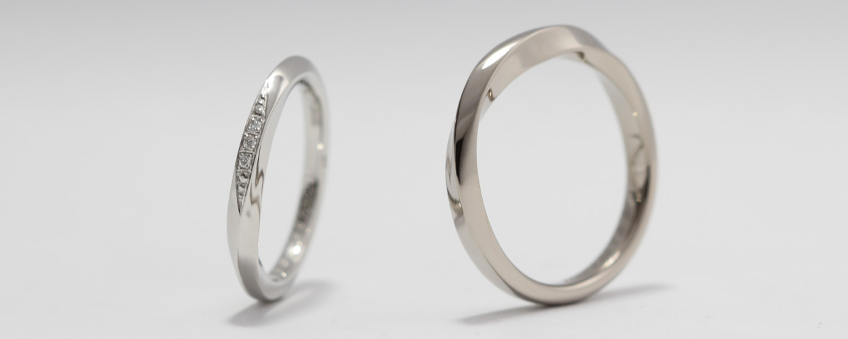プラチナとホワイトゴールドひねりの結婚指輪。