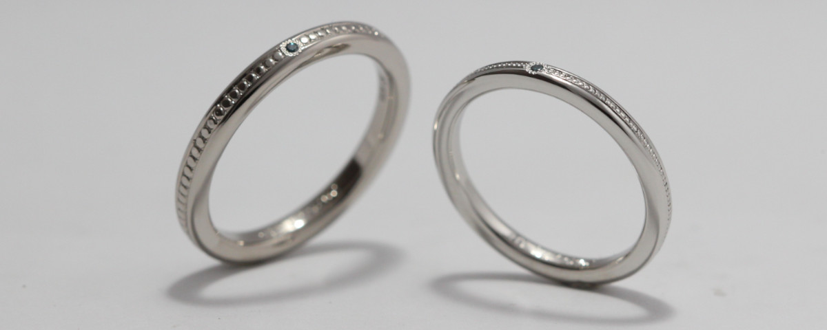 MARU形状をベースにぐるりと一周ミルグレインを施したホワイトゴールドとプラチナの結婚指輪