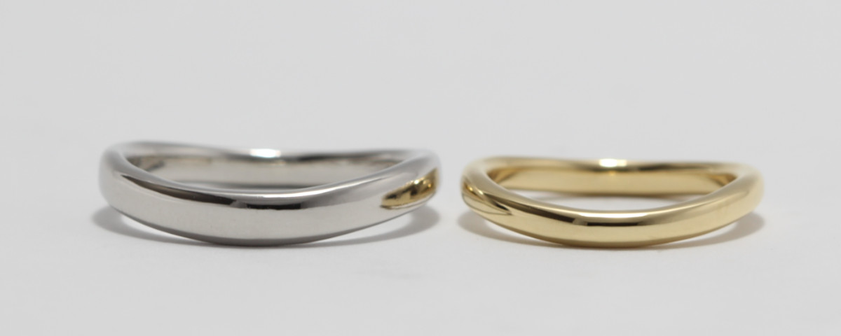 プラチナとゴールドのうねりペア結婚指輪