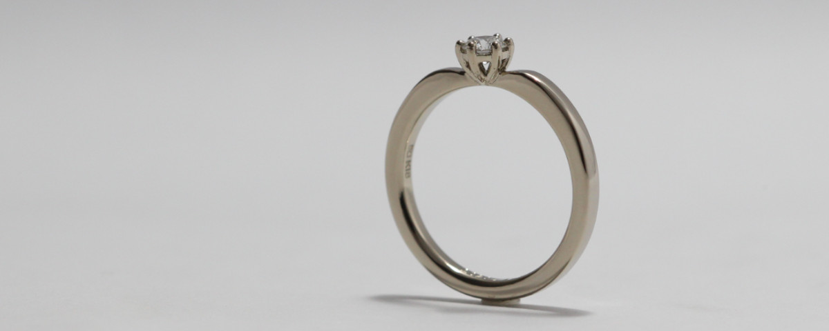 HIRAMARUをベースにしたシャンパンゴールドの婚約指輪