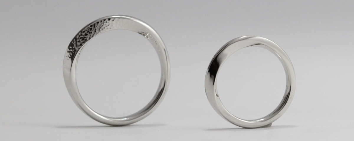 テクスチャーアレンジと一粒ダイヤのプラチナひねりペア結婚指輪