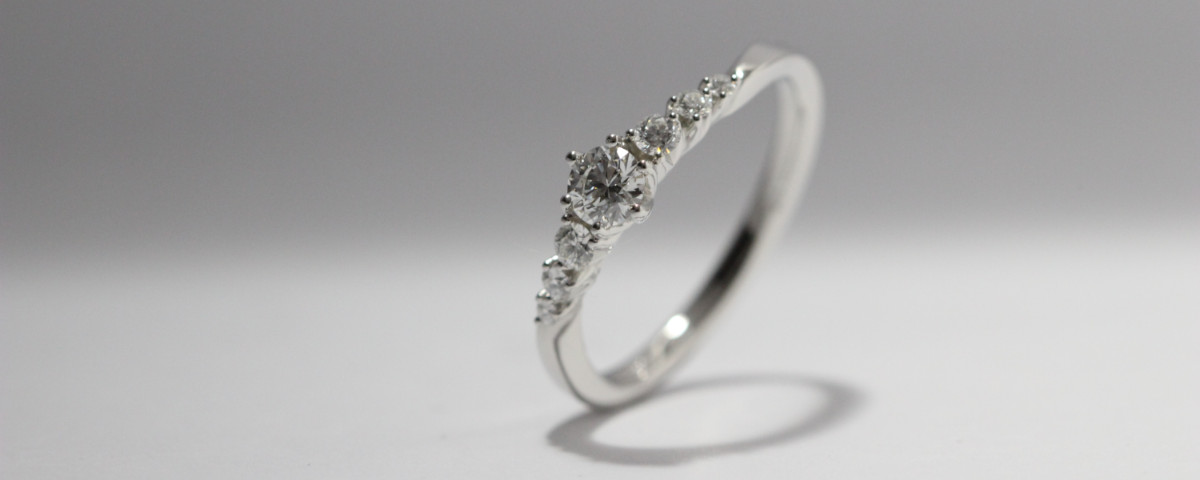 0.3カラットダイヤモンドと連なるメレダイヤのプラチナ婚約指輪