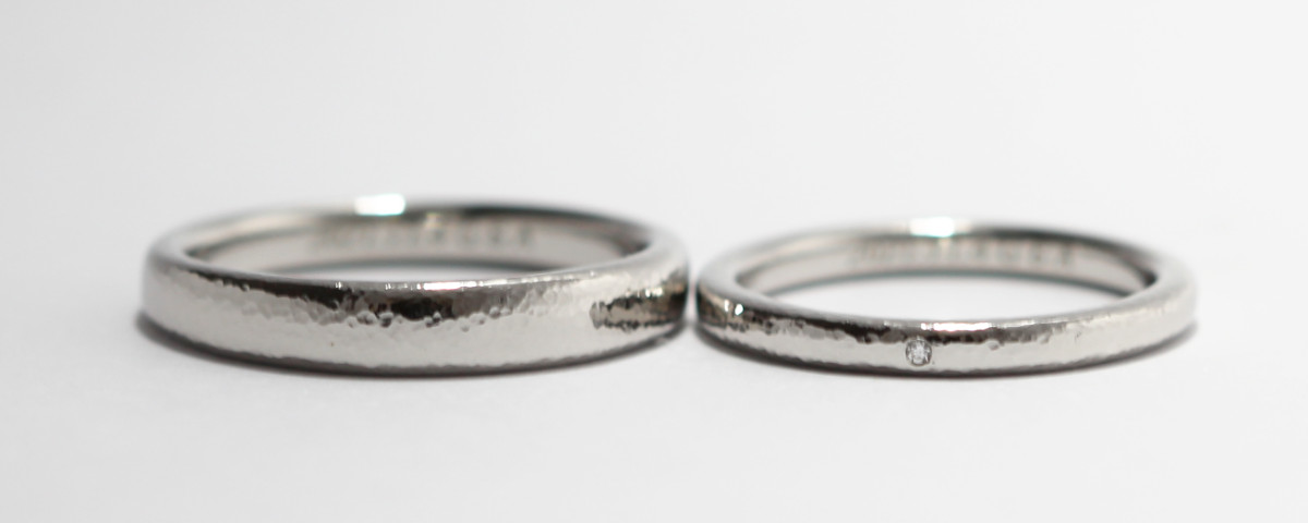目の細かい全面鎚目のプラチナ結婚指輪