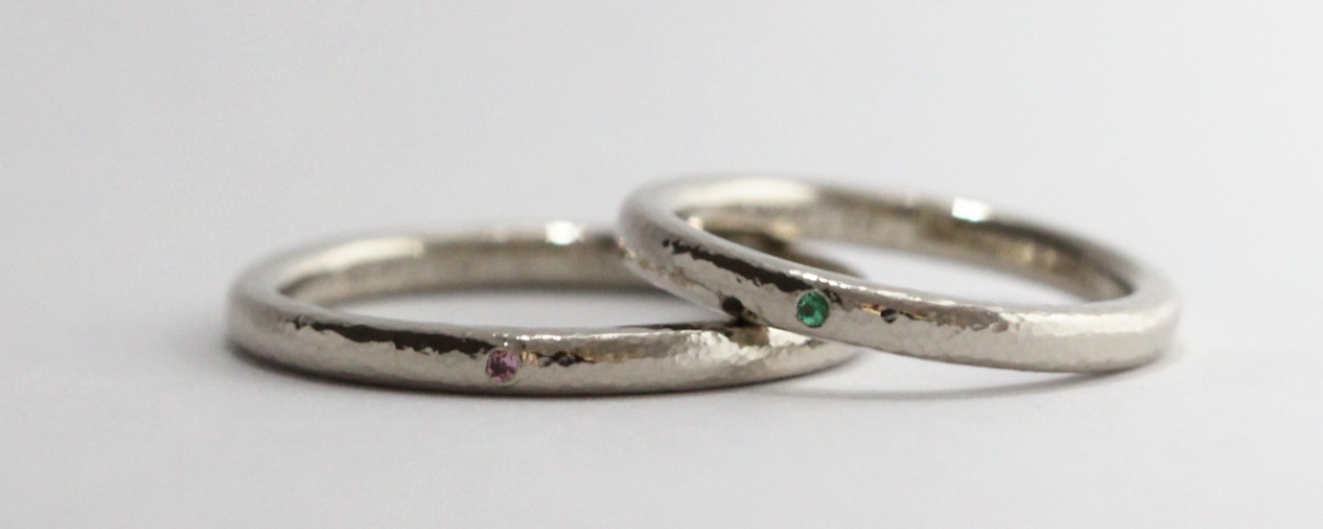 セミオーダーであえて色のついた誕生石を結婚指輪に入れるという選択